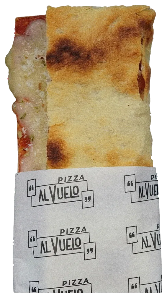 Pizzetta Margherita doblada en su papel, con el tomate y la mozzarella fundida a la vista.