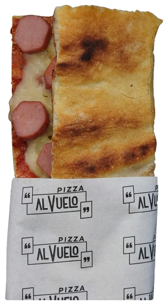 Pizzetta Würstel doblada en su papel, con las rodajas de salchicha a la vista.