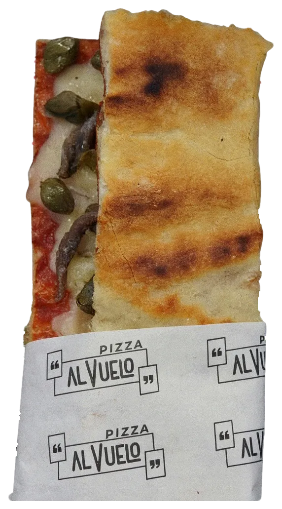 Pizzetta Capperi & acciughe doblada en su papel, con alcaparras y anchoas a la vista.
