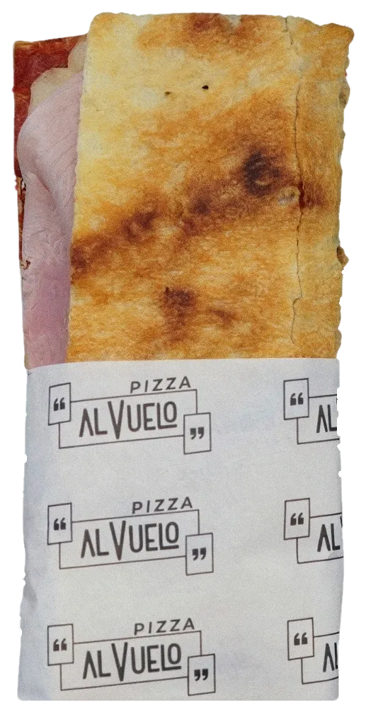 Pizzetta Prosciutto cotto doblada en su papel, con el jamón cocido a la vista.