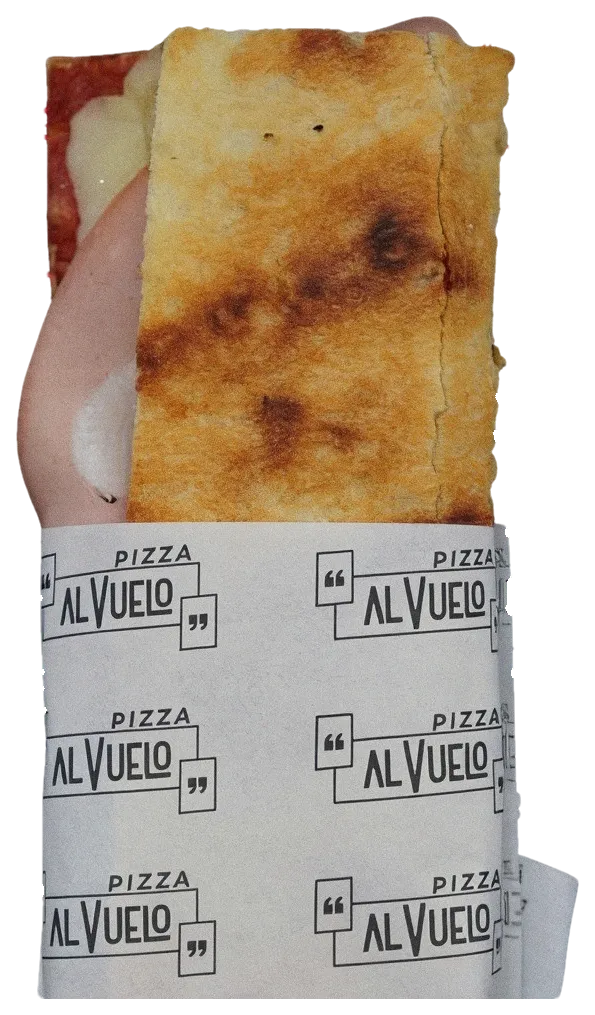 Pizzetta Mortadella doblada en su papel, con la mortadella a la vista.