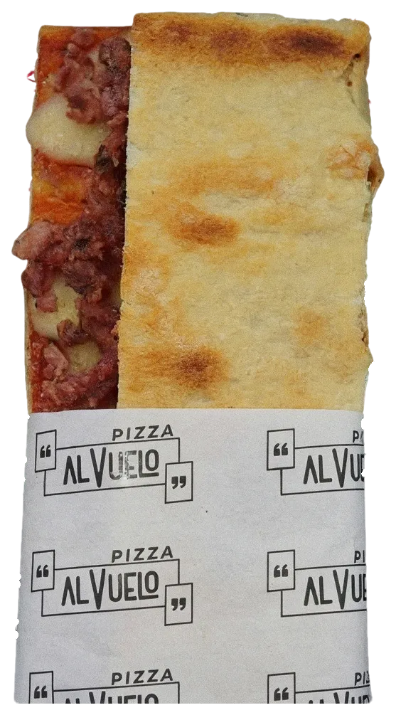 Pizzetta Salsiccia fresca doblada en su papel, con la salchicha desmenuzada a la vista.