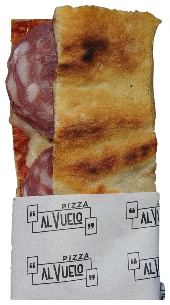 Pizzetta Salame doblada en su papel, con las rodajas de salami a la vista.