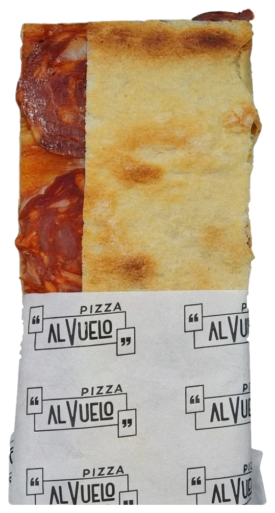 Pizzetta Salame piccante doblada en su papel, con las rodajas de salami a la vista.