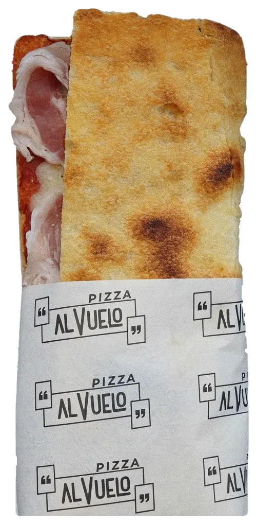 Pizzetta Pancetta doblada en su papel, con las lonchas de pancetta a la vista.