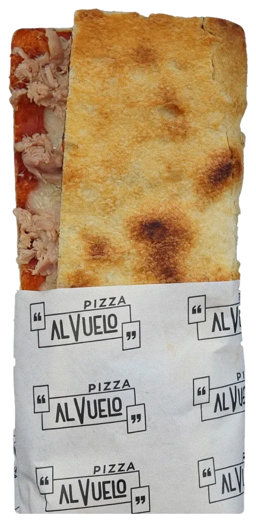 Pizzetta Tonno doblada en su papel, con el atún a la vista.