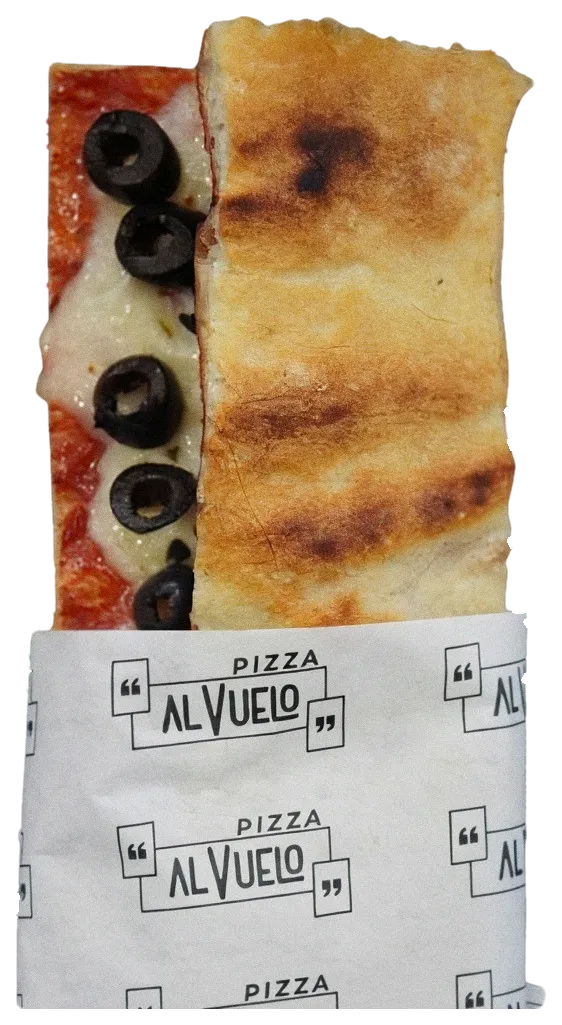 Pizzetta Olive doblada en su papel, con las aceitunas negras en rodajas a la vista.