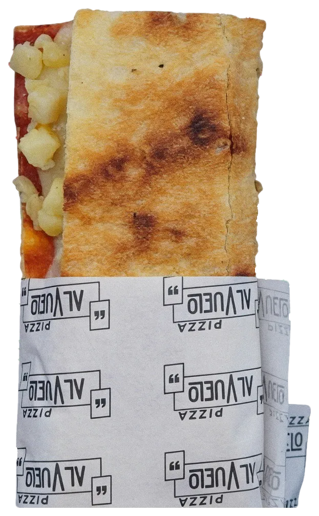 Pizzetta Patate doblada en su papel, con los dados de papa a la vista.