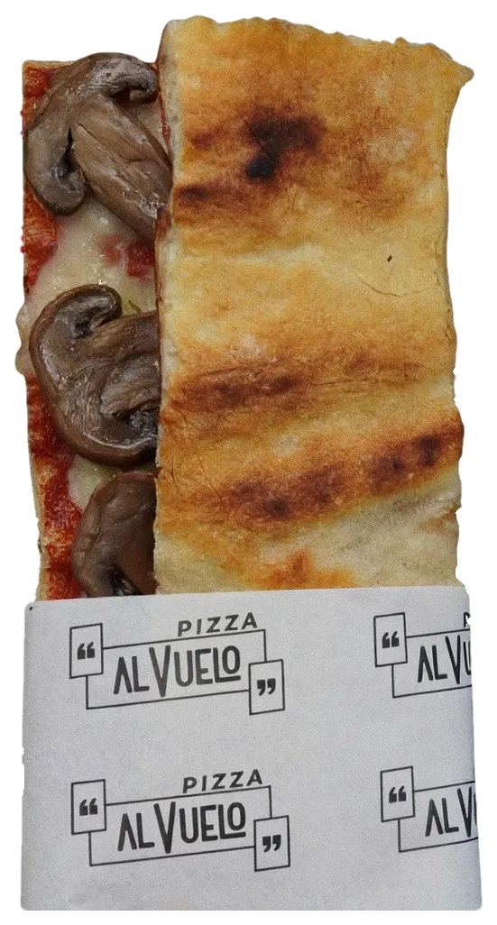 Pizzetta Funghi doblada en su papel, con los champiñones laminados a la vista.
