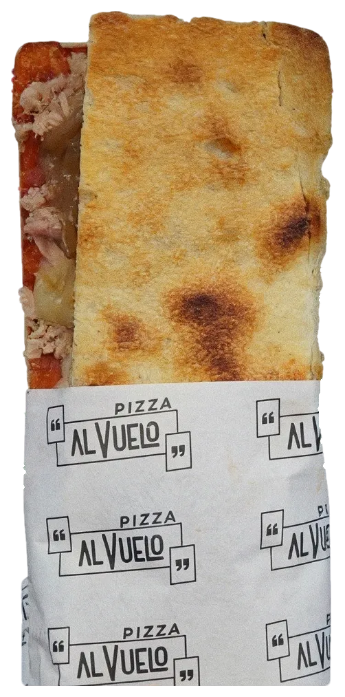 Pizzetta Tonno & Cipolla doblada en su papel, con el atún a la vista.