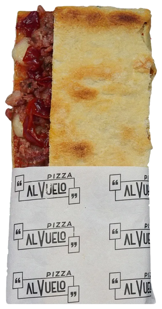 Pizzetta Salsiccia fresca & Peperoni doblada en su papel, con la salchicha y el pimiento a la vista.