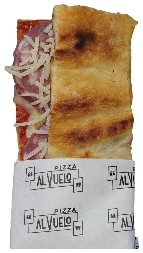 Pizzetta Salame & Pecorino doblada en su papel, con el salami y el pecorino rallado a la vista.