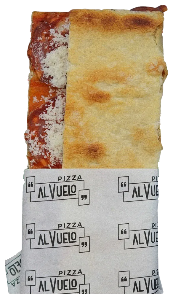 Pizzetta Salame piccante & Parmigiano doblada en su papel, con el parmigiano rallado a la vista.