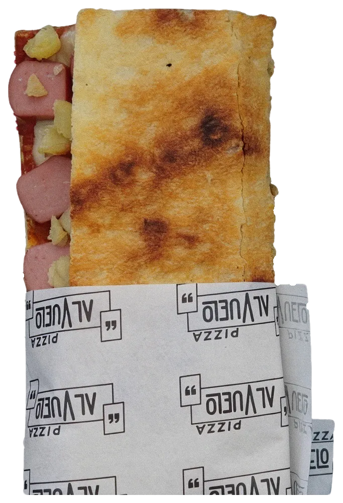 Pizzetta Würstel & Patate doblada en su papel, con la salchicha y los dados de papa a la vista.