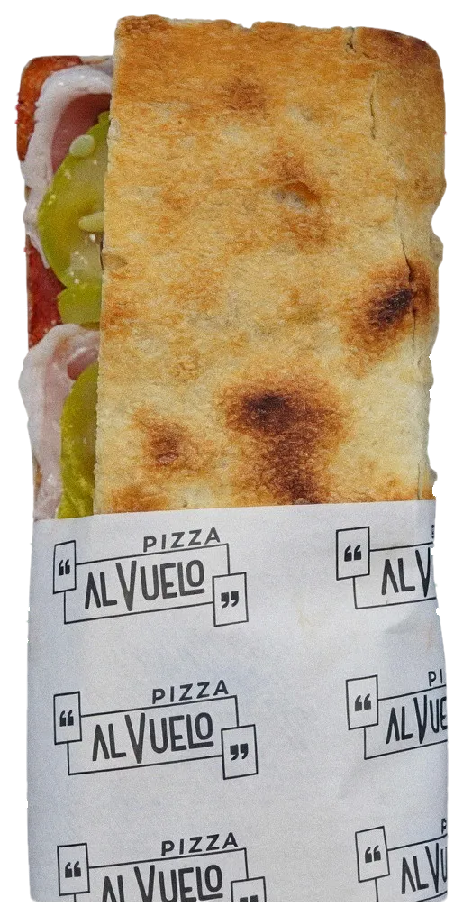 Pizzetta Pancetta & Zucchine doblada en su papel, con la pancetta y el calabacín a la vista.