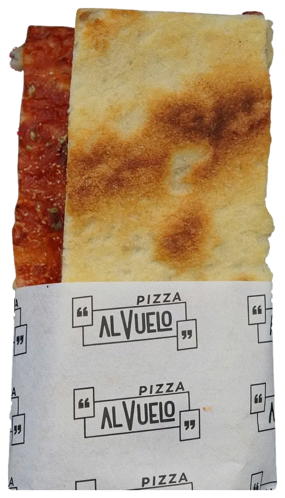 Pizzetta Marinara doblada en su papel, con el tomate sin queso a la vista.