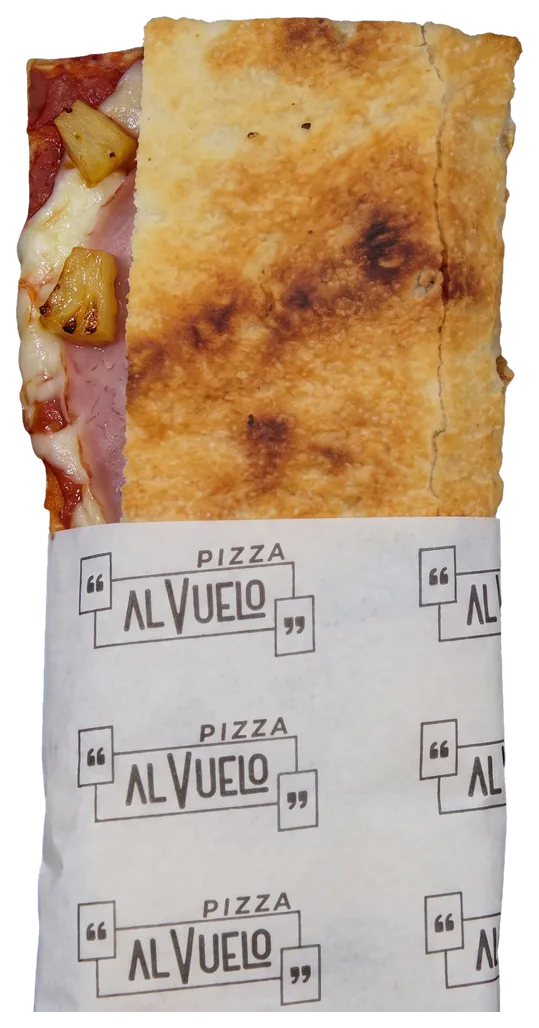 Pizzetta Tropical doblada en su papel, con el jamón cocido y la piña a la vista.