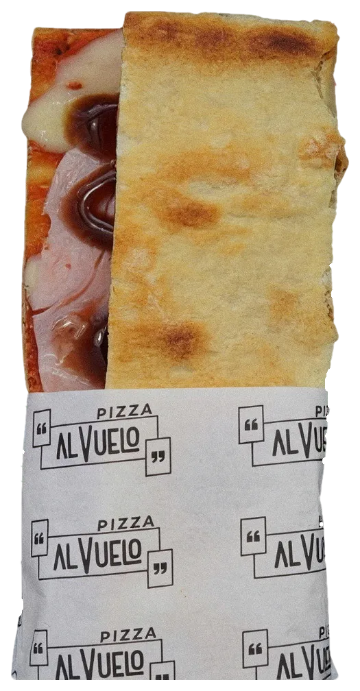 Pizzetta Barbacoa doblada en su papel, con la salsa barbacoa y el jamón cocido a la vista.