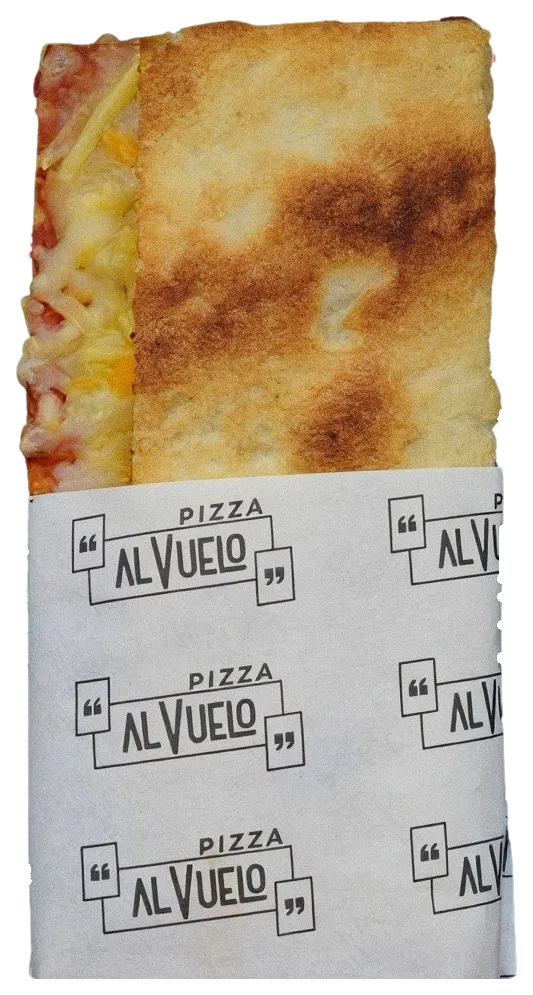 Pizzetta 4 formaggi doblada en su papel, con los quesos fundidos a la vista.