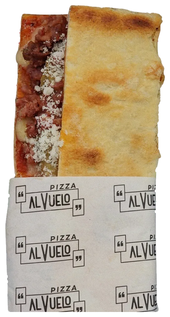 Pizzetta Salsiccia fresca, melanzane & parmigiano doblada en su papel, con la salchicha desmenuzada y el parmesano rallado a la vista.