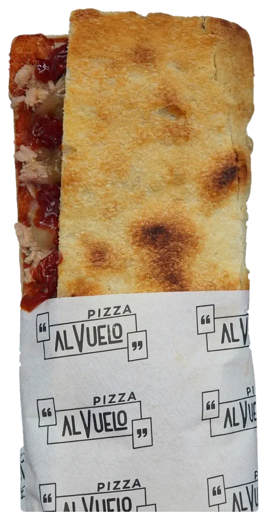 Pizzetta Tonno, cipolla & peperoni doblada en su papel, con el relleno de atún a la vista.