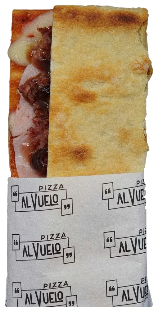 Pizzetta Barbacoa especial doblada en su papel, con la salsa barbacoa y la salchicha a la vista.